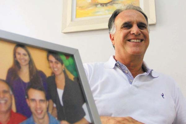 Aniversaria amanhã, 25 de novembro, o amigo Jales Amâncio de Castro, um dos mais conhecidos e respeitados dentistas de nossa cidade. Estará recebendo muitos cumprimentos, juntamente com os filhos Jorge, Caterine e Francine, e os netos Djar, Jales, Bruna, 